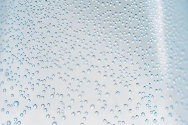 Plastik su şişesi içinde hava kabarcıkları