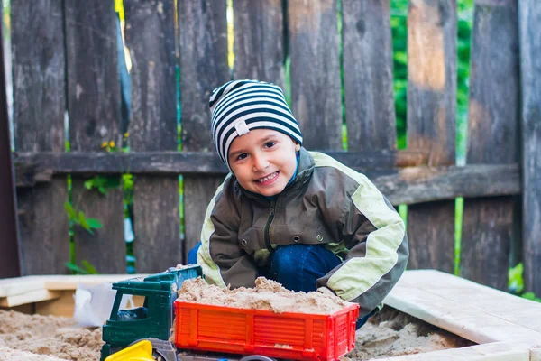 Boy Pruhované Klobouku Hrát Pískovišti Zahradě — Stock fotografie