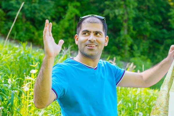 Homem Meia Idade Morena Com Mapa Floresta — Fotografia de Stock