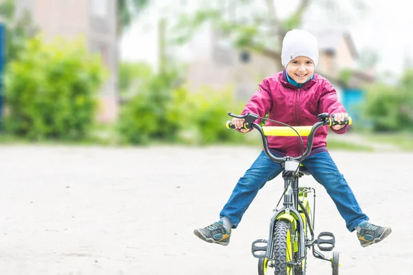 Мальчик Учится Ездить Велосипеде — стоковое фото