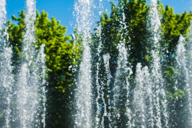 sıcak yaz gününde çeşmeden sprey