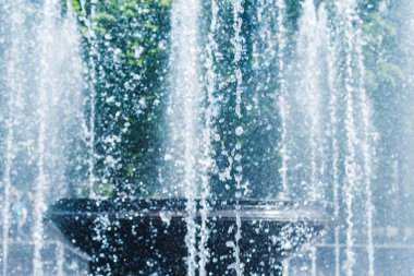 sıcak yaz gününde çeşmeden sprey