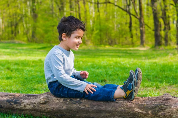 Веселый Мальчик Играющий Бревне — стоковое фото