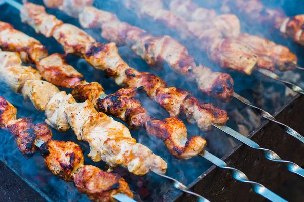 Barbekü ızgara yakın çekim üzerinde