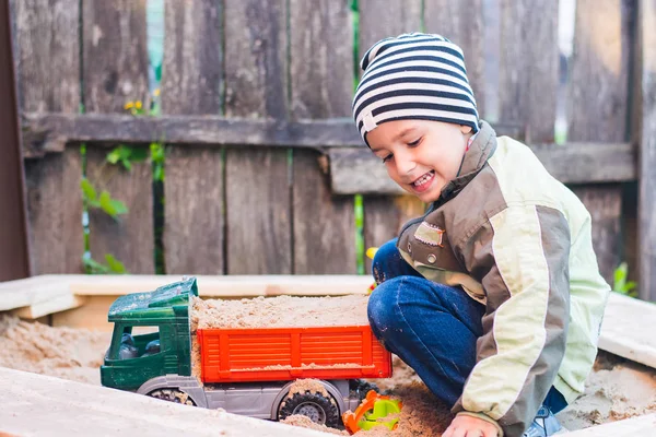 Pojken Randig Hatt Spela Sandlåda Gården — Stockfoto