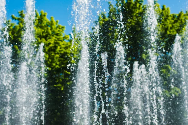 sıcak yaz gününde çeşmeden sprey