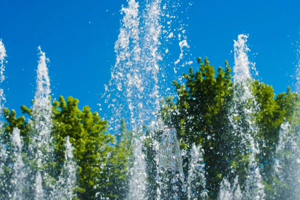 sıcak yaz gününde çeşmeden sprey