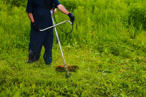 Mannen Med Manuell Gräsklippare Klipper Gräset — Stockfoto