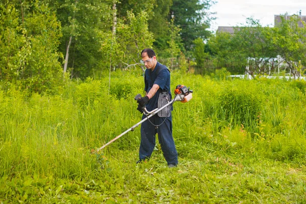 Mannen Med Manuell Gräsklippare Klipper Gräset — Stockfoto