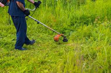 çim adam el ile çim biçme makinesi ile mows
