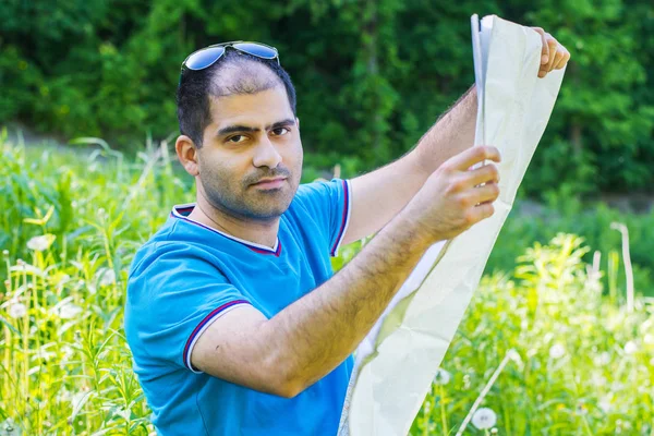 Homem Meia Idade Morena Com Mapa Floresta — Fotografia de Stock