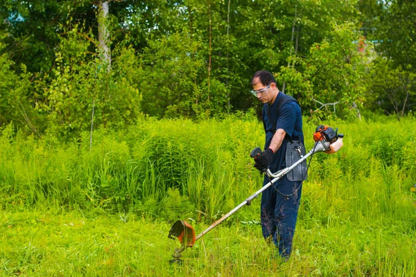 Mannen Med Manuell Gräsklippare Klipper Gräset — Stockfoto