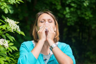 Açık havada bir genç kadın. Polen alerjisi