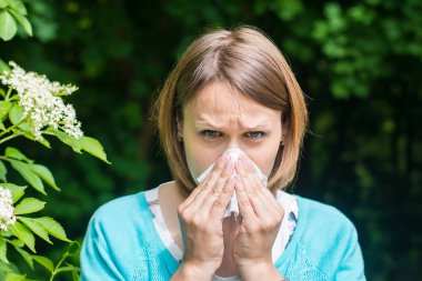 Açık havada bir genç kadın. Polen alerjisi