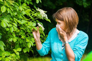 Açık havada bir genç kadın. Polen alerjisi