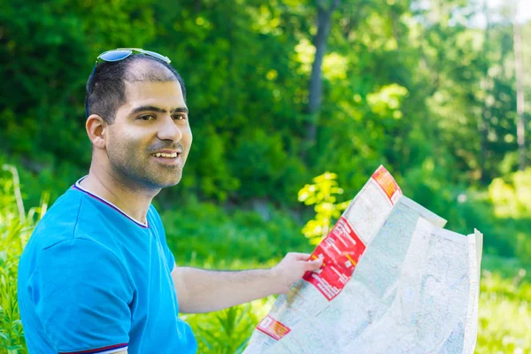 Medelålders Man Brunett Med Karta Skogen — Stockfoto