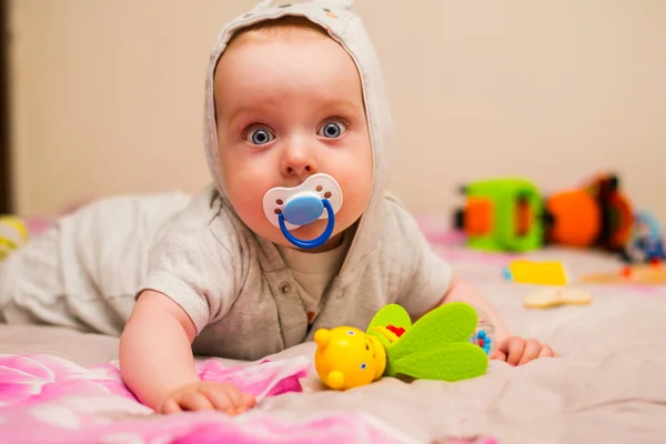 Bébé Avec Mamelon Couché Sur Ventre — Photo