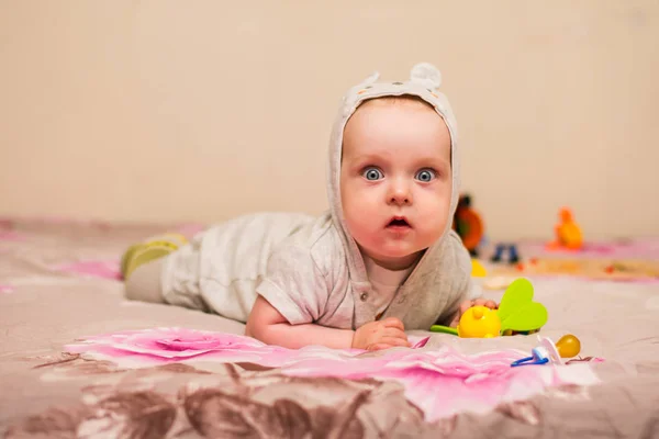 Encantador Bebé Con Ojos Azules Tratando Gatear — Foto de Stock