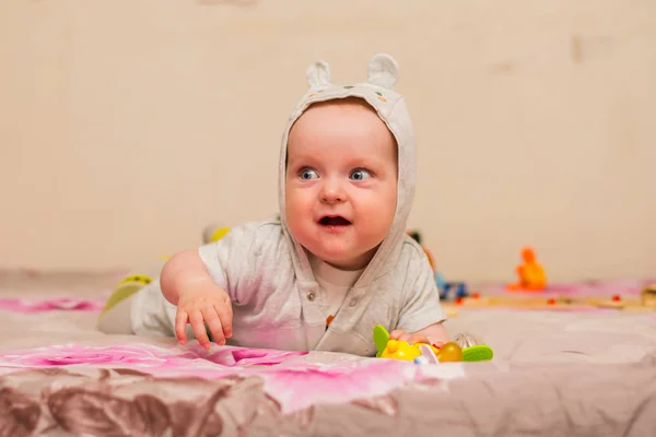 Encantador Bebé Con Ojos Azules Tratando Gatear — Foto de Stock
