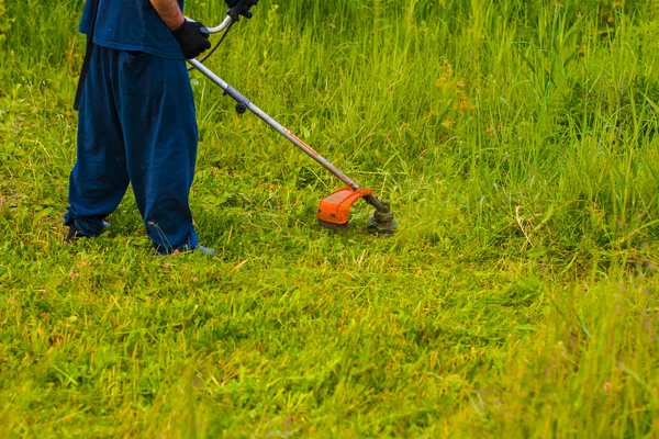 çim adam el ile çim biçme makinesi ile mows