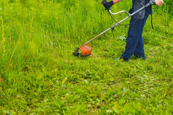 çim adam el ile çim biçme makinesi ile mows