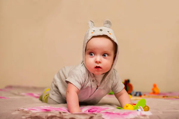 Encantador Bebé Con Ojos Azules Tratando Gatear — Foto de Stock