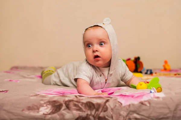 Bebê Encantador Com Olhos Azuis Tentando Rastejar — Fotografia de Stock