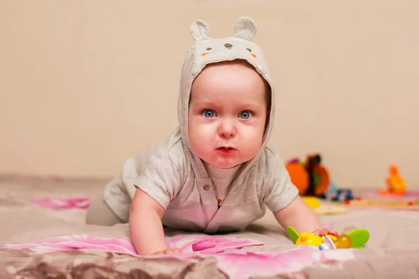 Bebê Encantador Com Olhos Azuis Tentando Rastejar — Fotografia de Stock