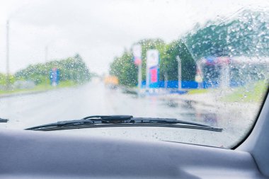 Arabanın camında bırakır. aracın görünümü içinde