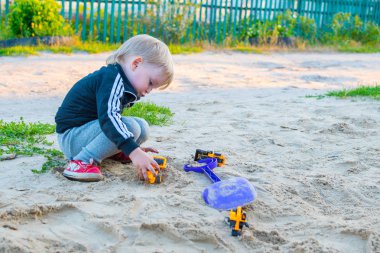 Oğlum 3 yaşında sarışın yere arabayla oynarken