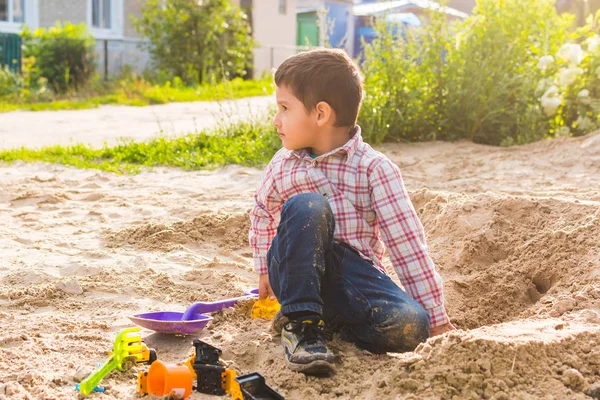 Junge Jahre Alt Spielt Mit Sand — Stockfoto