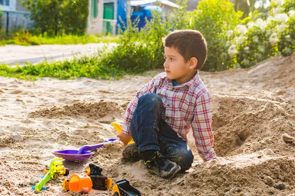 Junge Jahre Alt Spielt Mit Sand — Stockfoto