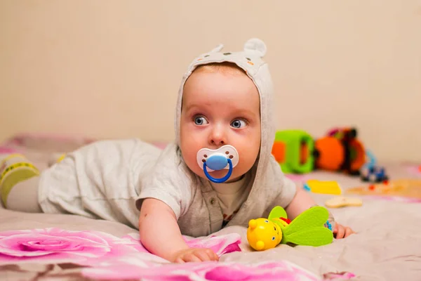 Bebé Con Pezón Tumbado Sobre Estómago — Foto de Stock