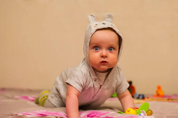 Bebê Encantador Com Olhos Azuis Tentando Rastejar — Fotografia de Stock