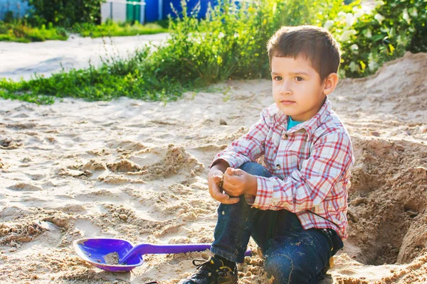 Junge Jahre Alt Spielt Mit Sand — Stockfoto