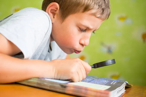 Blond Boy Entusiastiskt Läsa Bok Med Förstoringsglas — Stockfoto