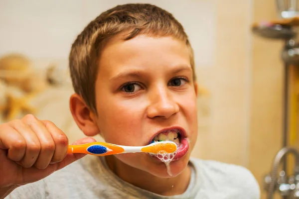 Rubio Adolescente Chico Cepillarse Los Dientes Baño —  Fotos de Stock