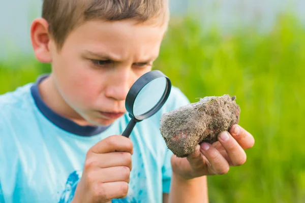 Мальчик Подросток Увеличительным Стеклом Рассматривает Камень — стоковое фото