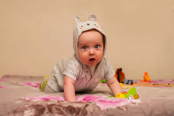 Charmant Bébé Aux Yeux Bleus Essayant Ramper — Photo