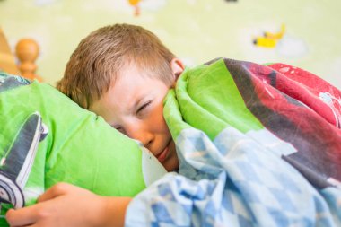 sabah genç çocuk uyanıyor