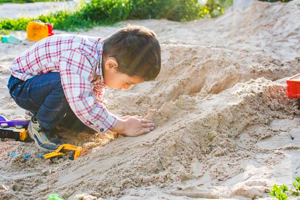 Junge Jahre Alt Spielt Mit Sand — Stockfoto