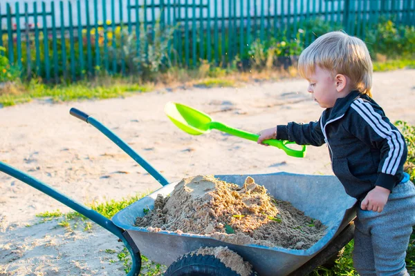 Junge Hilft Dem Vater Den Sand Eine Schubkarre Schütten — Stockfoto