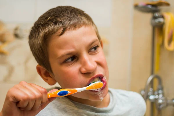 Rubio Adolescente Chico Cepillarse Los Dientes Baño —  Fotos de Stock