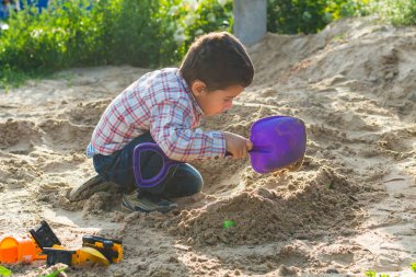 Çocuk 4 yaşında kum ile