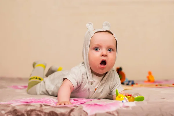 Encantador Bebé Con Ojos Azules Tratando Gatear — Foto de Stock