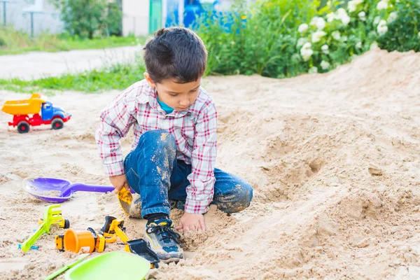 Мальчик Лет Играющий Песком — стоковое фото
