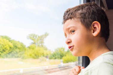 neşeli çocuk tren pencereden görünüyor. Demiryolu ile seyahat
