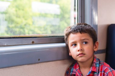 Çocuk babasıyla trene binme