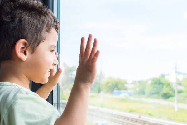 Веселый Мальчик Смотрит Окно Поезда Путешествие Железной Дороге — стоковое фото