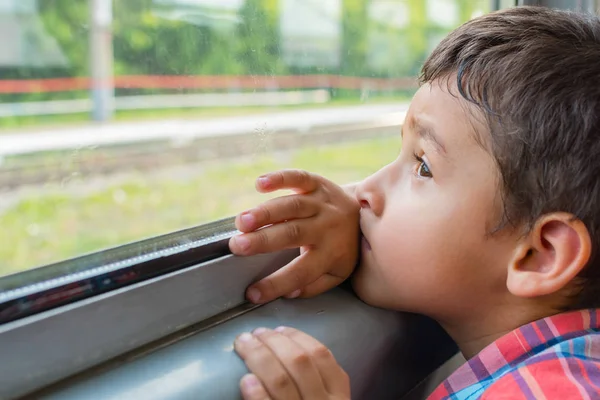 Грустный Мальчик Едет Поезде Смотрит Окно — стоковое фото